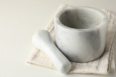 Mermer havan topu, tokmak ve bez beyaz masa, yakın çekim