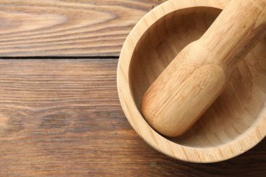 Havan topu ve tokmak ahşap masa, üst manzara. Metin için boşluk