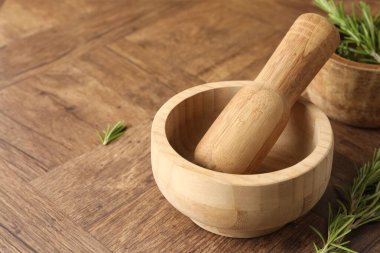 Biberiyeli havan topu ve ahşap masa, yakın plan. Metin için boşluk