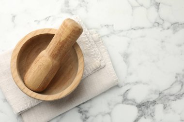 Tahta havan topu, tokmak ve kumaş beyaz mermer masa, üst manzara. Metin için boşluk