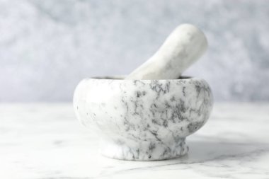 Havan topu ve tokmak beyaz mermer masa, yakın çekim