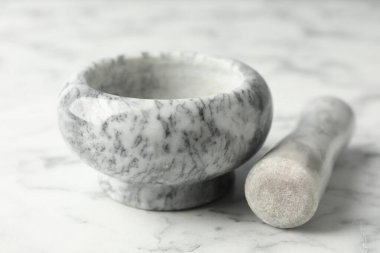 Havan topu ve tokmak beyaz mermer masa, yakın çekim