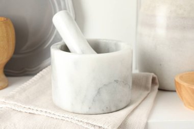 Beyaz masa üzerinde mermer harç ve tokmak kapalı, yakın çekim