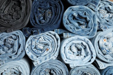 Arka plan olarak farklı modaya uygun kot pantolon, üst görünüm