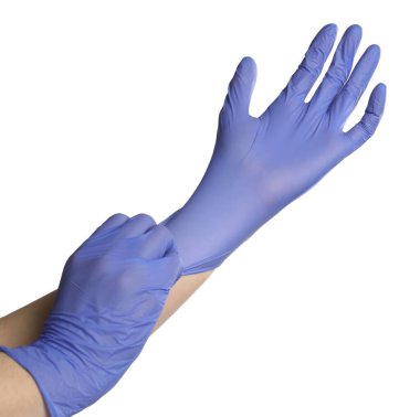 Doktor beyaz arka plana tıbbi eldiven takıyor, yakın plan.
