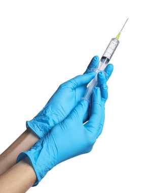 Tıbbi eldivenli doktor beyaz arka planda şırınga tutuyor, yakın plan.