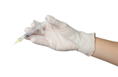 Tıbbi eldivenli doktor beyaz arka planda şırınga tutuyor, yakın plan.