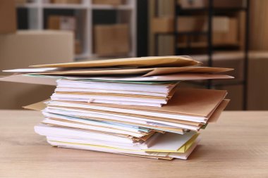 Postanedeki masada bir sürü farklı zarf var.