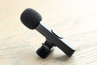 Lavalier mikrofonu ahşap masada, yakın plan. Ses ekipmanları