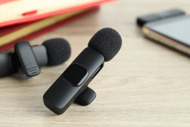 Lavalier mikrofonları ahşap masada, yakın plan. Ses ekipmanları