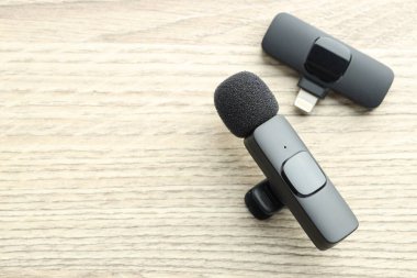 Lavalier mikrofon ve ahşap masada kablosuz alıcı, düz konum. Metin için boşluk