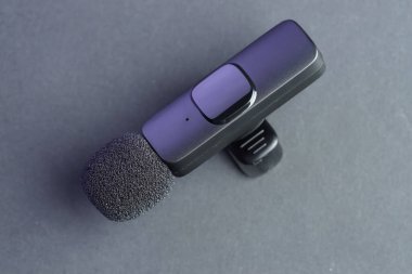 Gri arkaplanda Lavalier mikrofonu, üst görünüm