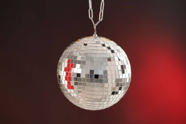 Kırmızı gradyan üzerinde parlak disko topu