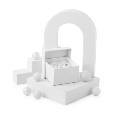 Beyaz üzerine izole edilmiş küpelerin şık sunumu