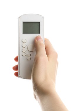 Beyaz arka planda klimalı uzaktan kumandalı kadın, yakın plan.
