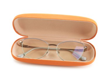 Beyaz gözlüklü, şık bir çanta.