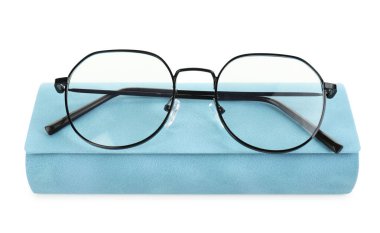 Beyaz gözlüklü, şık bir çanta.