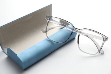 Hafif arka planda şık gözlüklü çanta, yakın plan