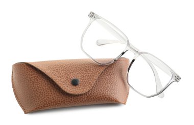 Gözlük ve çanta beyaza izole edilmiş.