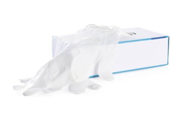 Tıbbi eldiven ve kutu beyaza izole edilmiş.