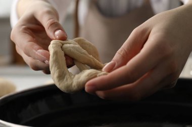 Kapalı alanda pişirilmemiş kraker yiyen bir kadın.