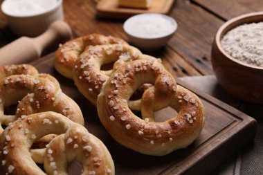 Ahşap masada lezzetli tuzlu krakerler, yakın plan.