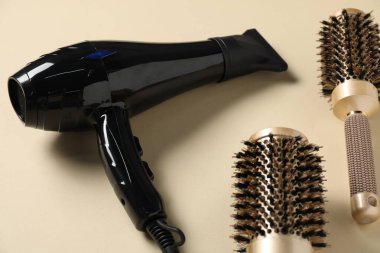 Bej arka planda yuvarlak fırçalar ve kurutucu, yakın plan