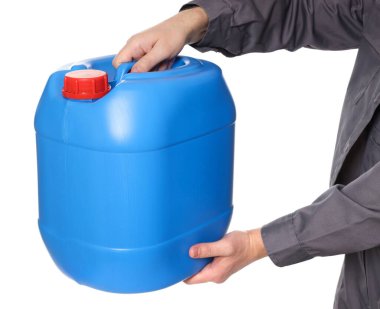 Beyaz arka planda plastik kutu tutan adam, yakın plan.