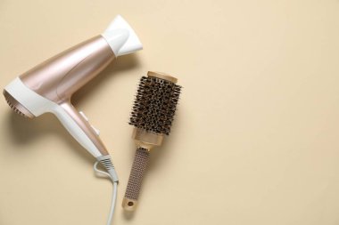 Bej arka planda yuvarlak fırça ve kurutucu, düz. Metin için boşluk