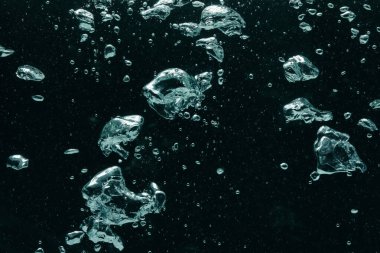 Siyah arkaplanda birçok su kabarcığı, yakın plan