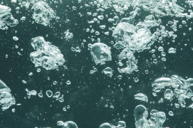 Koyu arkaplanda birçok su kabarcığı, yakın plan