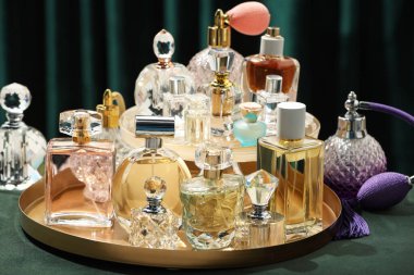 Yeşil pouf 'ta farklı lüks parfümler, yakın plan.