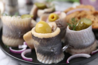 Zeytinli, turşulu, dereotlu ve soğanlı lezzetli ringa dürümleri.