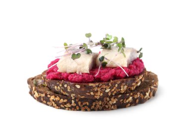 Ringa balıklı lezzetli sandviç ve beyaz arka planda yabanturpu sosu.