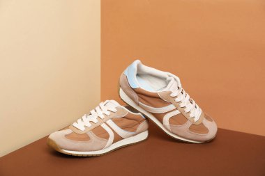 Renkli arka planda bir çift şık spor ayakkabı