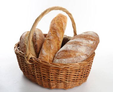 Sepetteki farklı somunlar beyaza izole edilmiş.