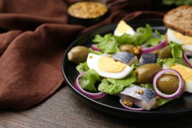 Ringa balıklı lezzetli salata, yumurta, hardal ve sebzeler ahşap masada, yakın plan. Metin için boşluk