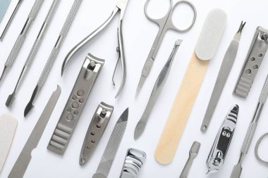 Beyaz arkaplanda farklı manikür araçları kümesi, düz yatıyordu