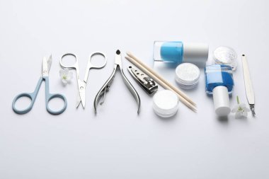 Beyaz arkaplanda farklı manikür araçları seti