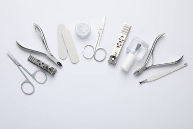 Beyaz arka planda farklı manikür aletleri var. Metin için boşluk