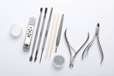 Beyaz arkaplanda farklı manikür araçları kümesi, düz yatıyordu