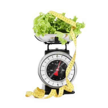 Marullu mutfak pulları ve beyaz arka planda mezura.