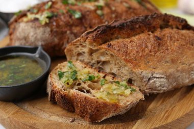 Sarımsaklı, otlu ve yağlı lezzetli ekmek, yakın plan.