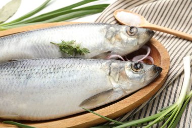 Tuzlu ringa balığı, yeşil soğan, dereotu ve tuz, yakın plan.