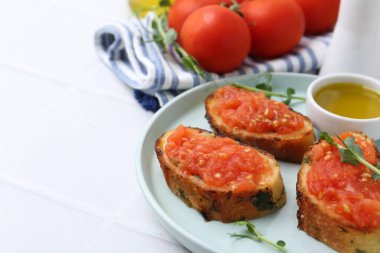 Domatesli lezzetli ekmek, mikroyeşillikler ve beyaz masada yağ, yakın plan. Metin için boşluk