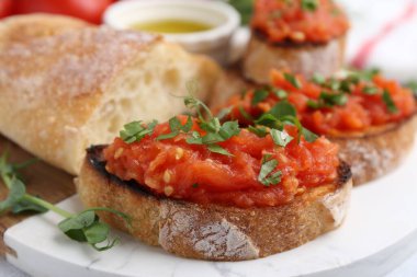 Masada domatesli, maydanozlu ve yağlı lezzetli ekmek.