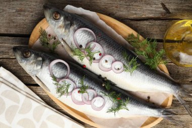 Ahşap masada baharatlı lezzetli ringa balıkları.