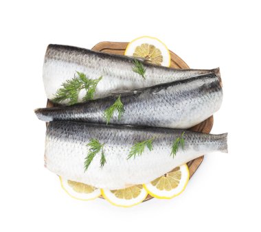 Dereotu ve limon dilimli lezzetli ringa filetoları beyaz, üst manzara