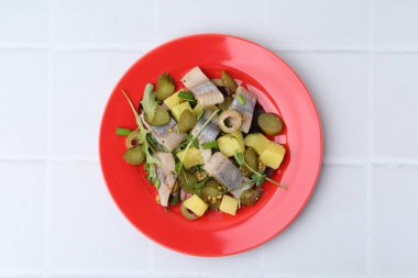 Beyaz fayanslı ringa balıklı nefis bir salata.