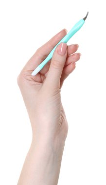 Beyaz arka planda tırnak makası olan kadın, yakın plan. Manikür aracı